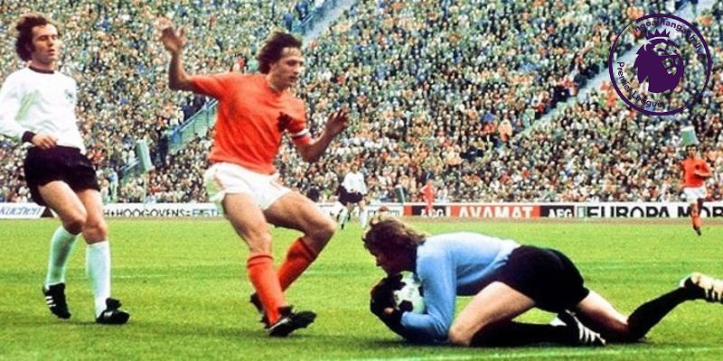 Cruyff tạo khoảng trống và thực hiện đường chuyền tốt