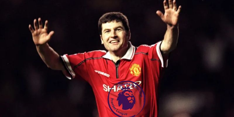 Hậu vệ trái xuất sắc của MU là Denis Irwin