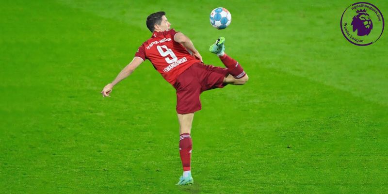 Robert Lewandowski là ví dụ tiêu biểu cho một tiền đạo cắm hiện đại