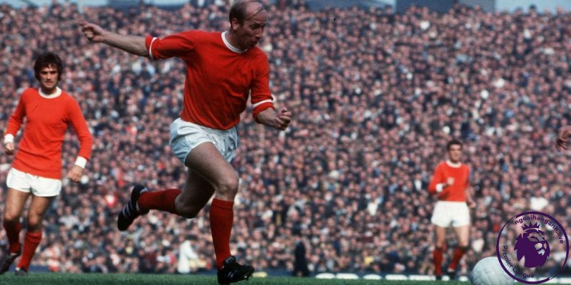 Cố huyền thoại Sir Bobby Charlton là tiền đạo xuất sắc tại sân Old Trafford 